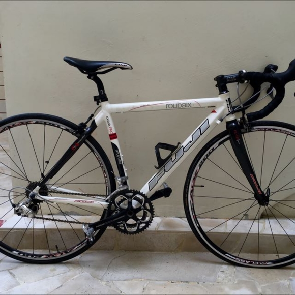 2009 Fuji Roubaix Pro Road Bike -52m European performance race bike- - Picture 2 of 7